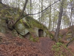 Hrad Hynšta byl vytesaný do jednoho skalního bloku a v 17. století se zde ukrývali stoupenci bratrské víry. Z dřevěné části se do dnešní doby nic nedochovalo, z hradu zbyla jen jedna větší vytesaná světnička, která je přístupná vytesanou vstupní chodbou.
