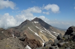Výhled ze západního vrcholu Aragatsu (cca 4000 m) na severní vrchol, Arménie