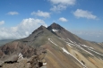 Výhled ze západního vrcholu Aragatsu (cca 4000 m) na severní vrchol, Arménie