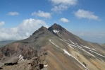 Výhled ze západního vrcholu Aragatsu (cca 4000 m) na severní vrchol, Arménie