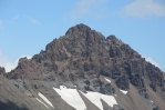 Výhled ze západního vrcholu Aragatsu (cca 4000 m) na severní vrchol, Arménie