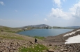 U jezera Kari pod vrcholem Aragats, Arménie