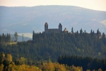 Královský hrad Kašperk je z rozhledny velmi hezky viditelný. Svojí polohou 886 m n. m. je nejvýše položeným královským hradem v Čechách.