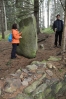 Martina ohmatává další menhir - Větrník...
