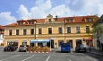 Radnice na náměstí byla původně gotická. Po požáru v roce 1592 začala uprostřed náměstí stavba radnice v renesančním slohu, ani jí se však nevyhnul velký požár z roku 1707 a radnice musela být znovu přestavěna. Projekt řídil italský stavitel Carlo Zanetti, který po požáru rekonstruoval i kostel svatého Václava. Stavba získala na velikosti, její půdorys byl rozšířen o plochy, na kterých stály některé okolní domy a také původní gotická radnice. Vznikla tak jedna z největších radničních budov v Čechách. Další úpravy proběhly v 19. století a radnice tehdy dostala víceméně dnešní podobu. V letech 2002–2004 byla radnice kompletně rekonstruována. (Wikipedie)