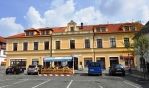 Radnice na náměstí byla původně gotická. Po požáru v roce 1592 začala uprostřed náměstí stavba radnice v renesančním slohu, ani jí se však nevyhnul velký požár z roku 1707 a radnice musela být znovu přestavěna. Projekt řídil italský stavitel Carlo Zanetti, který po požáru rekonstruoval i kostel svatého Václava. Stavba získala na velikosti, její půdorys byl rozšířen o plochy, na kterých stály některé okolní domy a také původní gotická radnice. Vznikla tak jedna z největších radničních budov v Čechách. Další úpravy proběhly v 19. století a radnice tehdy dostala víceméně dnešní podobu. V letech 2002–2004 byla radnice kompletně rekonstruována. (Wikipedie)