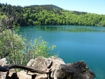 Lac Pavin s tyrkysovou vodou