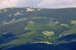 Kousek dál vpravo hraniční hřeben u Mužských kamenů.