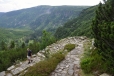 Serpentiny a dokonale upravená stezka usnadňují sestup do údolí.