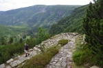 Serpentiny a dokonale upravená stezka usnadňují sestup do údolí.