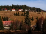 Modrava. Místo kde kdysi neštěkl pes (mimo vlčáků pohraniční stráže) je dnes výtečným startem pro turistické aktivity. Pro nás místo důvěrně známé. Z ní se vydáváme na průzkumnou celodenní výpravu za tím co zbylo z obloženého stolu po kůrovcových hodech a jak se k tomu dnes staví příroda sama.
