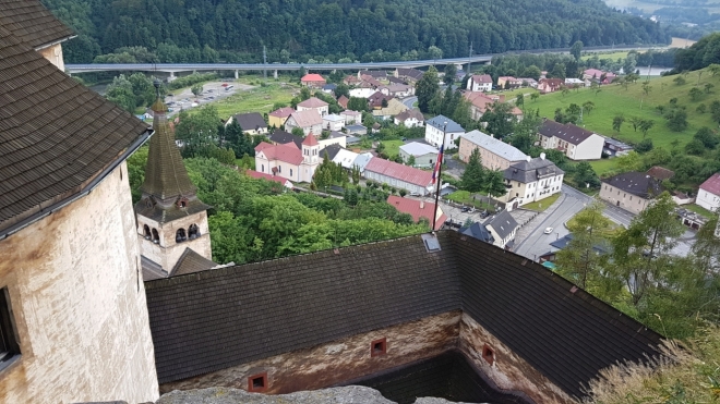 Nový obchvat obce usnadňuje průjezd a umožní shlédnout hrad z jiné perspektivy.