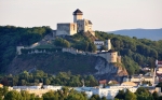 Trenčianský hrad z parkoviště na dálnici.