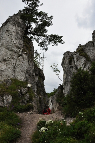 Prcháme před bouří, ale stezka ještě vystoupí na vrchol Zadního Šípu.