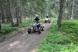 Mladíci a jejich čtyřkolky bahnitý terén vítají.