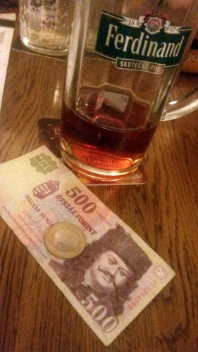 Maďarská měna forint a pivo Ferdinand