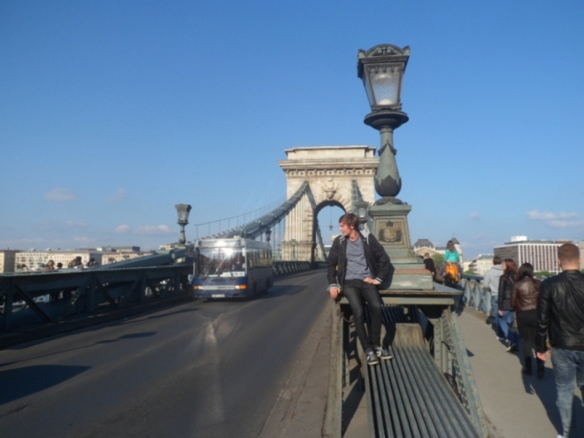 Momentka na Řetězovém mostě v Budapešti