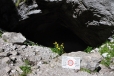 Vstup do jeskyně označuje varování. 