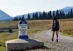 Patníky s odpočtem km jsou pěkné. To už ale jsme na nové asfsltové cestě stoupající na sedlo od Bogy.