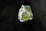 Výstup do další propasti vede přes skalní okno hned u vstupu do podzemí jeskyně (Cetățile Ponorului).