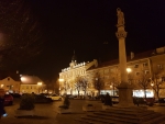Morový Mariánský sloup pochází z r. 1673 a jeho autorem je raně barokní sochař Jan Jiří Bendl. Na sloupu je zobrazena socha Panny Marie, prostovlasé dívky s rukama na prsou, stojící na hadovi, symbolu hříchu.