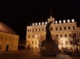 Socha mistra Jana Husa byla na naměstí vztyčena v roce1925. Její žulový podstavec zdobí část Husova dopisu Lounským z r. 1410.