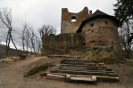 Gotický hrad byl založen Bernardem z Cimburku v letech 1327-33. Byl tvořen hradním palácem, předhradím a dvěmi okrouhlými obrannými věžemi. Dnešní význam hradu spočívá v ukázce nadstandardních architektonických a kamenických postupů 14. století. V roce 1720 je uváděn jako opuštěný. (www.mapy.cz)