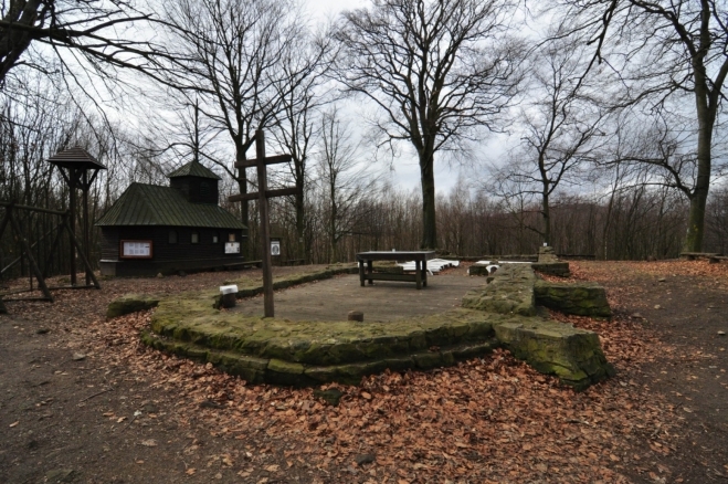 Hora sv. Klementa je významné archeologické naleziště. Poutní místo s velkomoravskou historií je spjato s Cyrilem a Metodějem. Pravděpodobně zde stával kostel a klášter. V roce 1421 byl církevní komplex vypálen husity a od 16. století je místo pusté. Vidíme již jen pozůstatky valů a příkopů opevňující celé hradisko. 