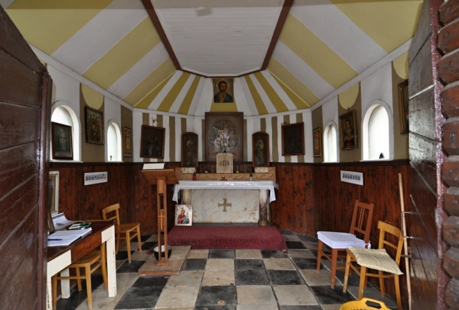 Skromný vnitřek kaple sv. Klimenta.