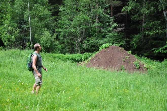 A obří mraveniště, kde žijí mravenci velikosti mužské dlaně. Alespoň to tak tvrdí Luděk.