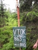 Cedule visí na špatném místě. Informuje o V. Toku, nejvyššímu vrchou Brd.