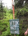 Cedule visí na špatném místě. Informuje o V. Toku, nejvyššímu vrchou Brd.