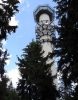 Vrchol zdobí tato meteorologická véž.