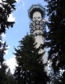 Vrchol zdobí tato meteorologická véž.