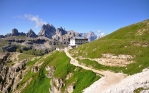 Rifugio Auronzo, pozadí masím Monte Cristallo.