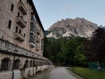 Park Hotel des Dolomites byl vystavěn roku 1904 v dohledu vrcholu Antelao (3 264 m), který je po Marmoladě druhou nejvyšší horou Dolomit.