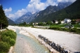 Řeka Ansiei u Auronza di Cadore. Kolem 10 hodiny ještě nic nenasvědčuje na změnu počasí a bouře. Předpověď však s nimi počítá.