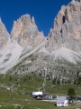 Sedlo Sella Joche a vysoké skály skupiny Sasso Lungo.