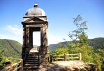 Pískovcový pavilon pochází z let 1888 - 1890. Poskytne nám nádherný výhled na hluboké údolí Labe...