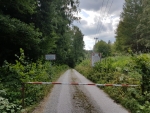 Cesty do výcvikového prostoru jsou již na většině míst zahraženy závorou se zámkem.