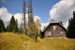 Roklanská chata (z roku 1936) poskytovala ubytování jen pár let. Dnes jí hrozí likvidace. Možná máme poslední možnost, jak ji zachovat v obraze. Věřím, že se do těchto míst turisté znovu vrátí a byla by škoda ji zničit. Jde o českou historii, o naše dědictví