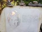 U pomníku Johna Lennona...