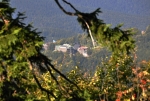 Průhled od stezky na Čertovův mlýn mezi stromy odhalil hotel Tanečnica.