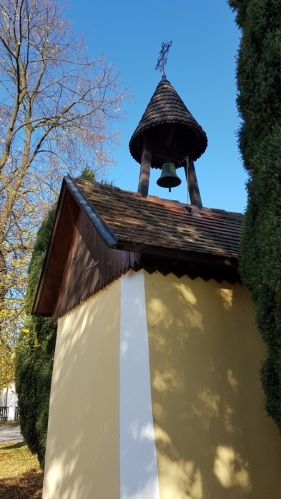 Zvonička v Malých Chrášťanech.