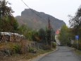 Střekovský hrad ční nad Labem vysoko, ale cesta k němu je snadná.