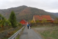 Vaňovský vrch se zdvihá na druhé straně Labe.
