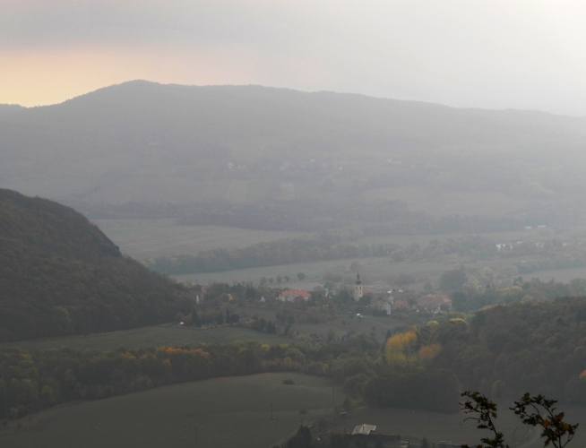 Sedlo je čtvrtým nejvyšším vrcholem středohoří. I ten jsme již zdolali. Moc vrcholů již dobýt nezbývá.