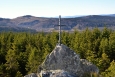 Křížek na skalnatém hřebínku, který umožňuje daleké výhledy.