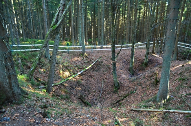 Nový počin NP Šumava: zbytečná ohrada kolem ne nebezpečných jam.