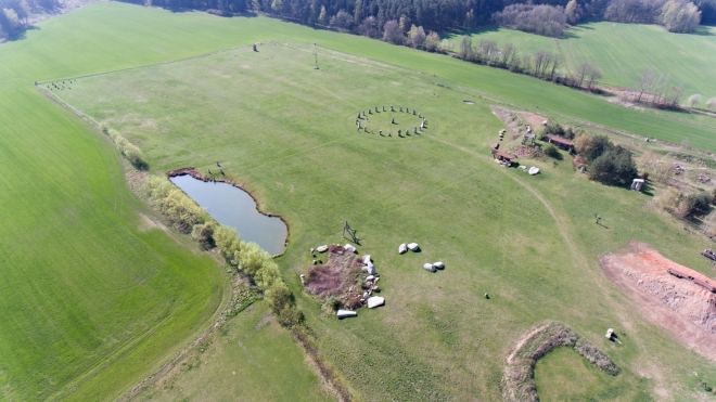 Holašovice - Kromlech. Kruh ze vztyčených menhirů se nejčastěji vyskytuje ve Skotsku a na ostrovech severně od Skotska (Brodgar na Orknejských ostrovech). Kruhové kamenné stavby jsou jedním ze základních typů megalitů. Vznikaly na konci pravěku v době, kdy lidé věděli o schopnostech přírodních krystalů a dovedli je využít prostřednictvím různých podob megalitů. První stavěli západoevropští druidi, kteří byli pokračovateli legendární atlantské a předchůdci keltské kultury. Tento kruh je novověký a jestli má nějakou sílu je ve hvězdách...